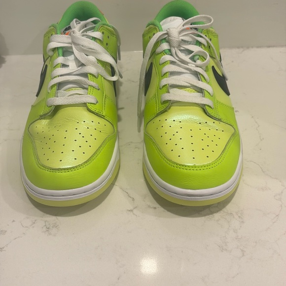Nike Dunk Low SE “Splash Volt” - Size 9.5 - Picture 2 of 6